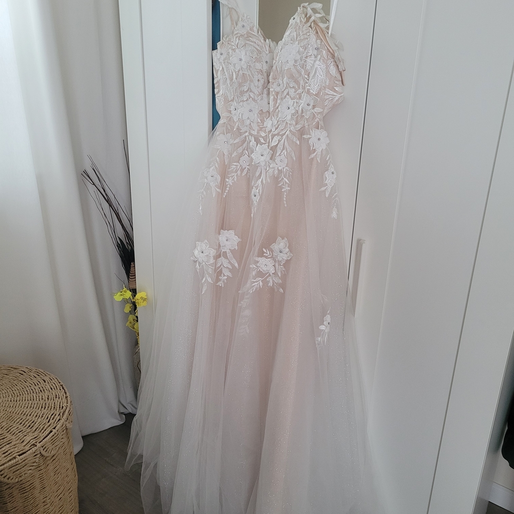 Elegant Cream Lace Wedding Dress